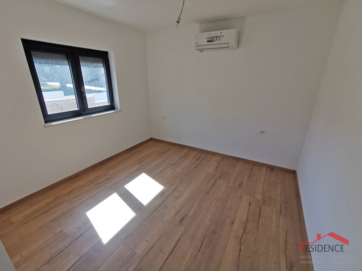 Medulin, novogradnja, stanovanje v pritličju z vrtom