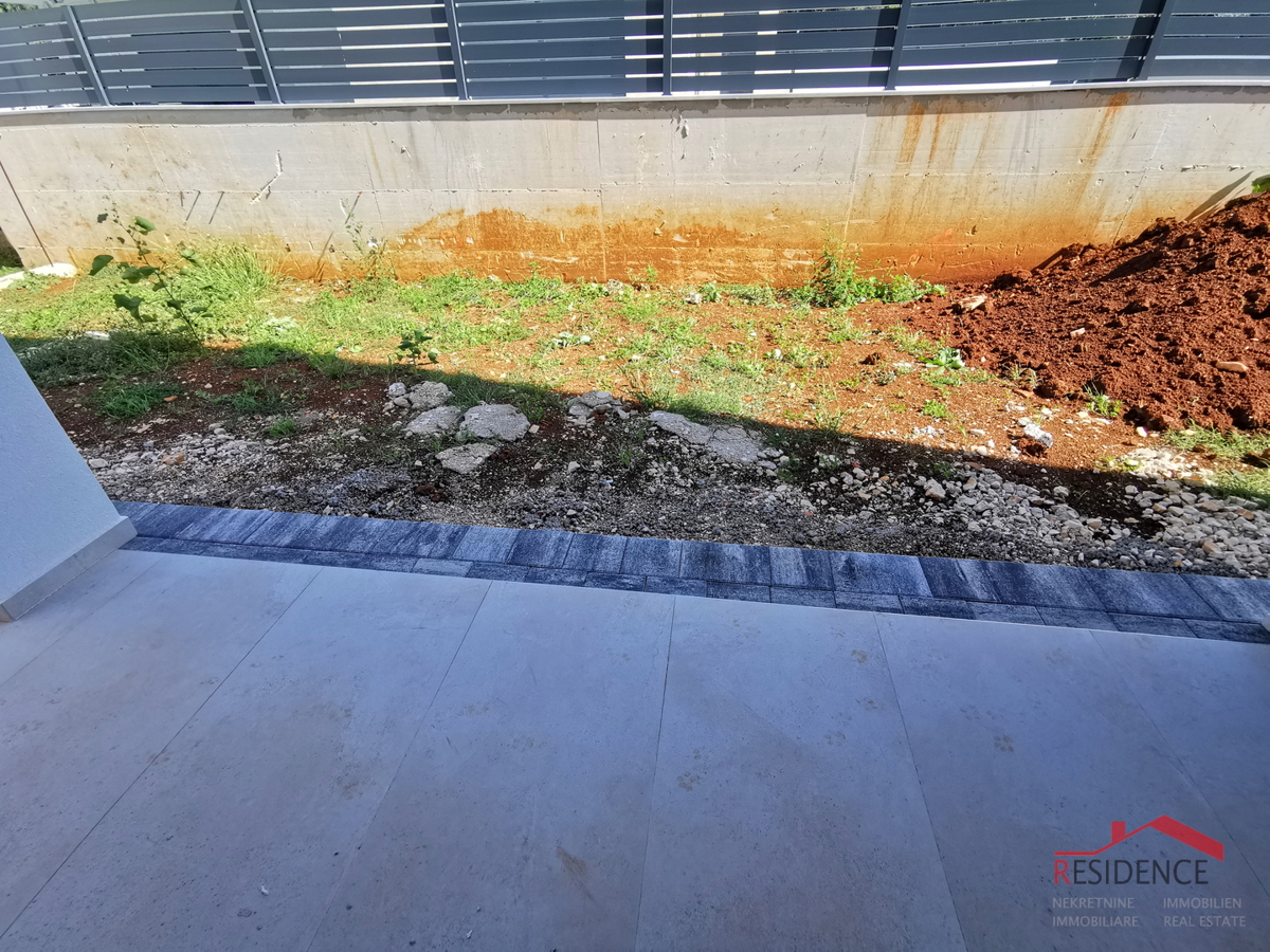 Medulin, novogradnja, stanovanje v pritličju z vrtom