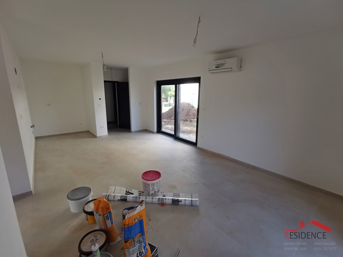 Medulin, novogradnja, stanovanje v pritličju z vrtom