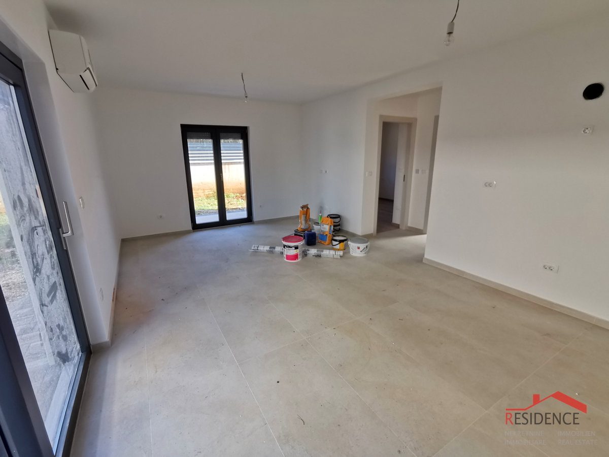 Medulin, novogradnja, stanovanje v pritličju z vrtom