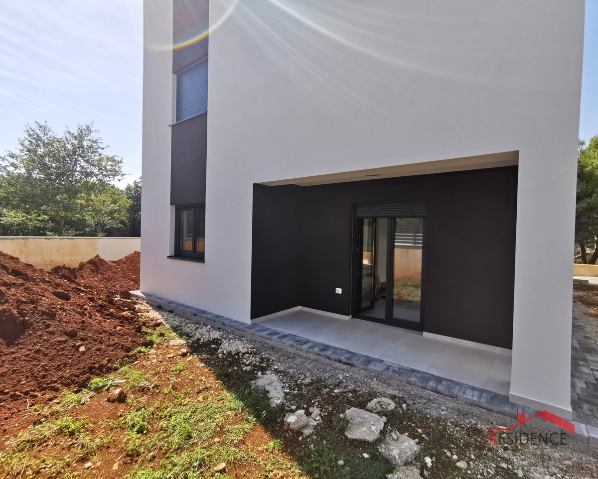 Medulin, novogradnja, stanovanje v pritličju z vrtom