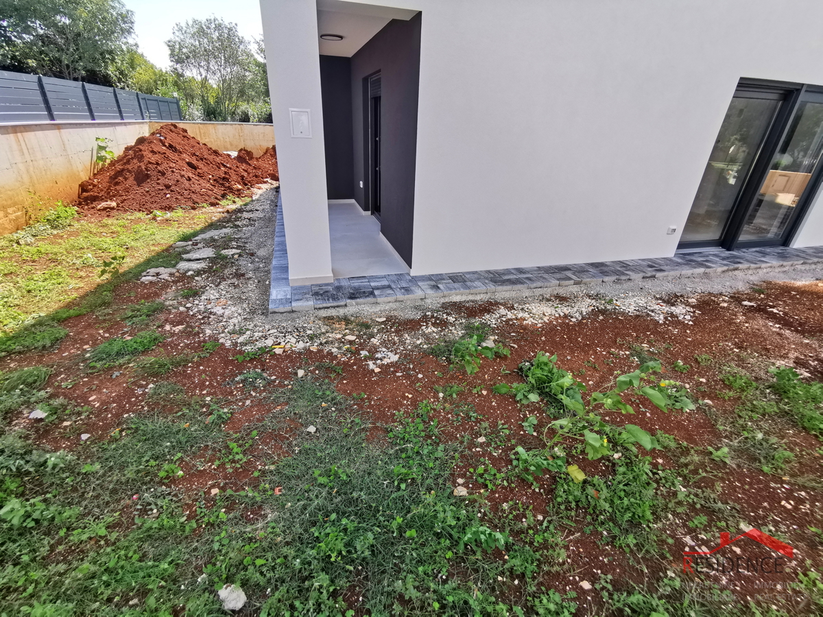 Medulin, novogradnja, stanovanje v pritličju z vrtom