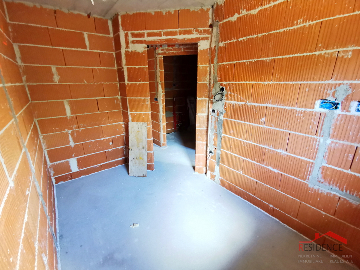 Pula, Valdebek, stanovanje v pritličju, 2 spalnici, parkirno mesto