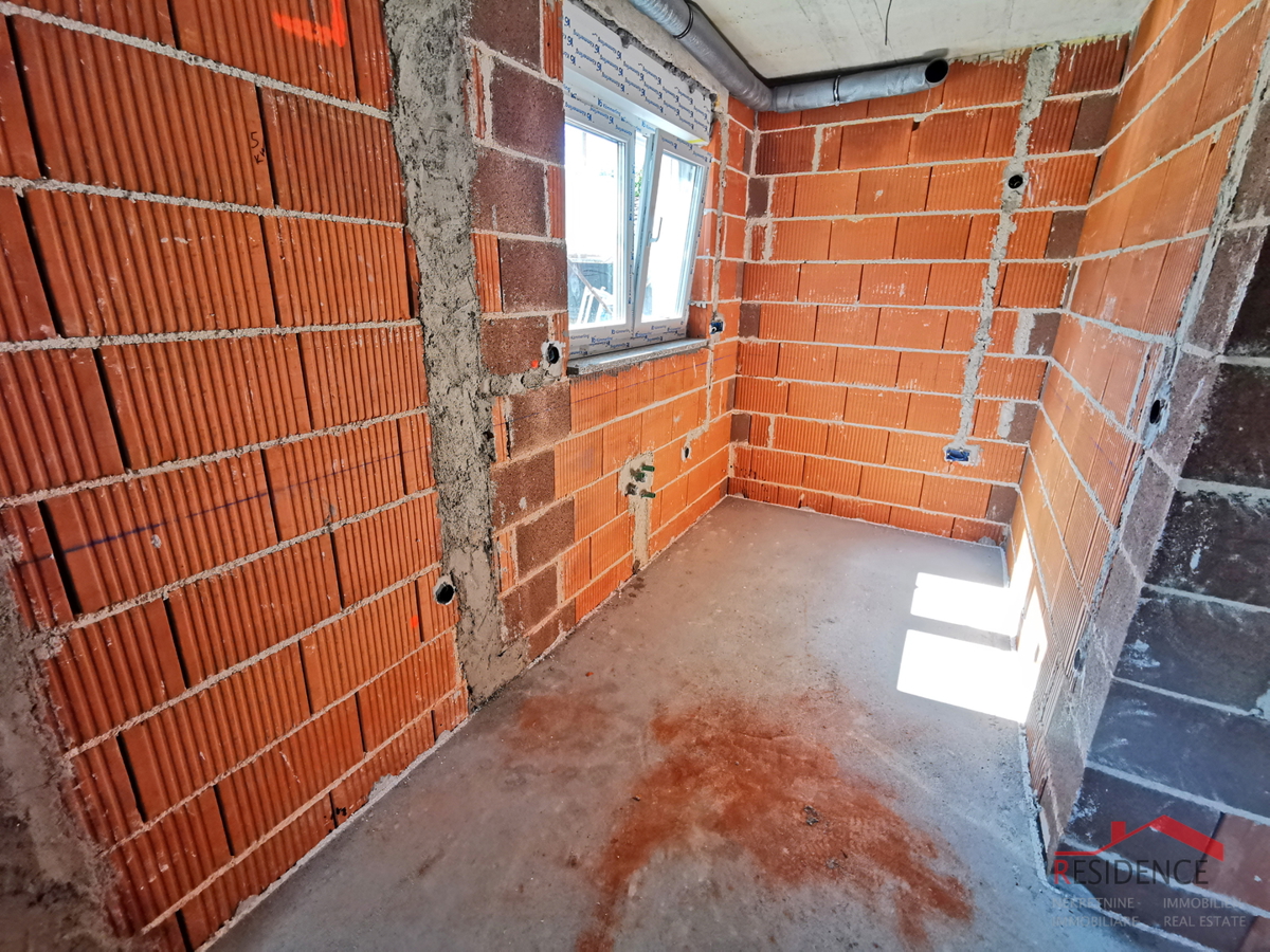 Pula, Valdebek, stanovanje v pritličju, 2 spalnici, parkirno mesto