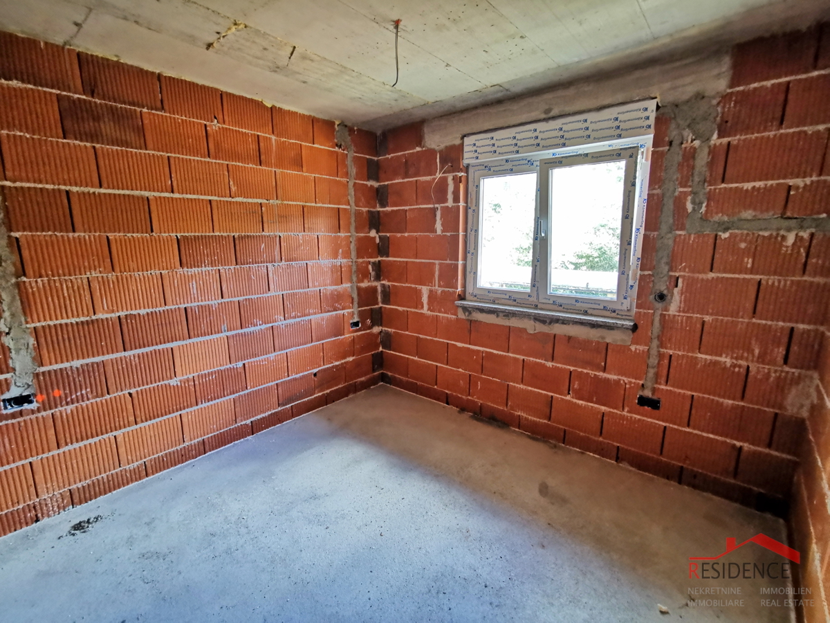 Pula, Valdebek, stanovanje v pritličju, 2 spalnici, parkirno mesto