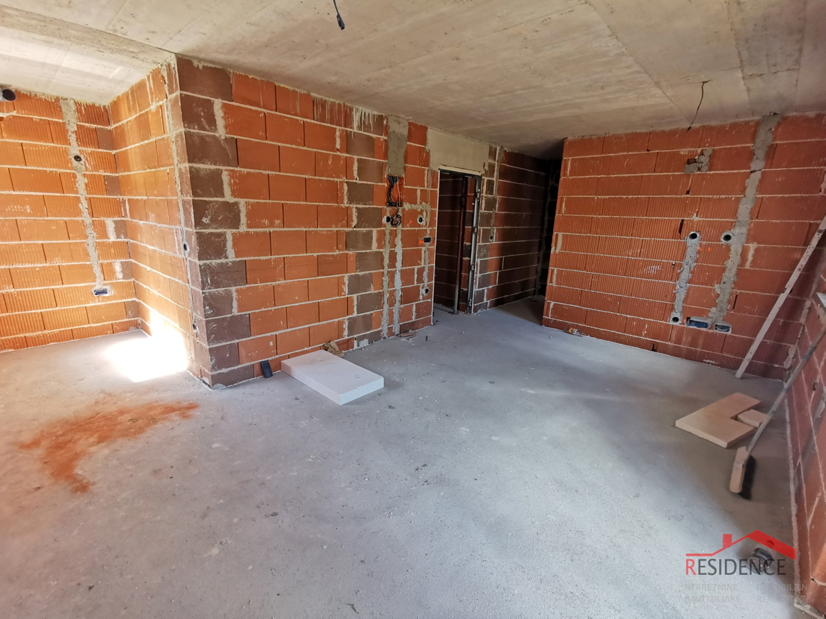 Pula, Valdebek, stanovanje v pritličju, 2 spalnici, parkirno mesto