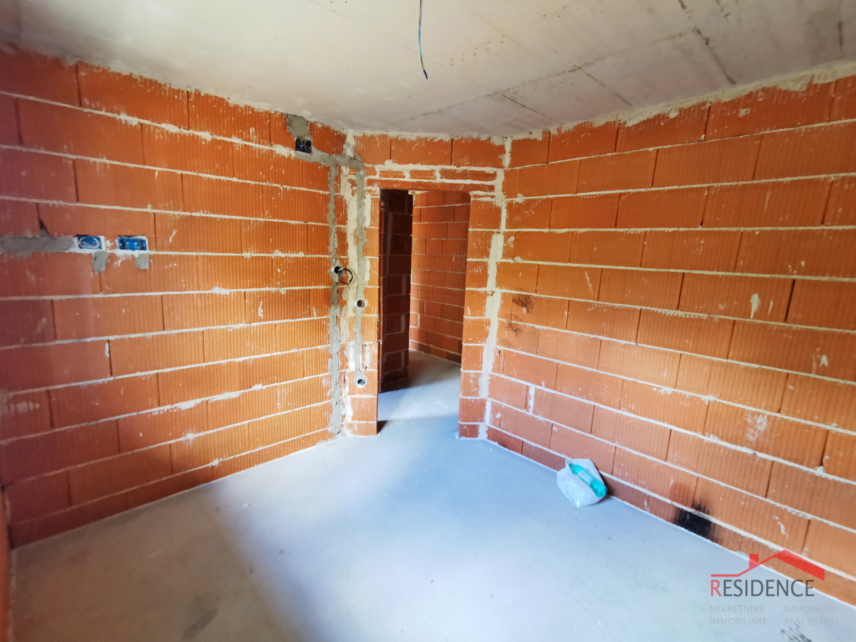 Pula, Valdebek, stanovanje v pritličju, 2 spalnici, parkirno mesto