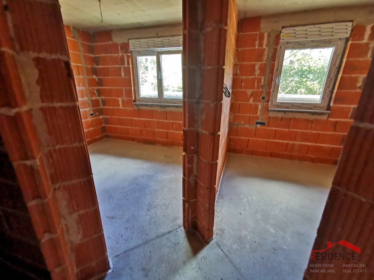 Pula, Valdebek, stanovanje v pritličju, 2 spalnici, parkirno mesto