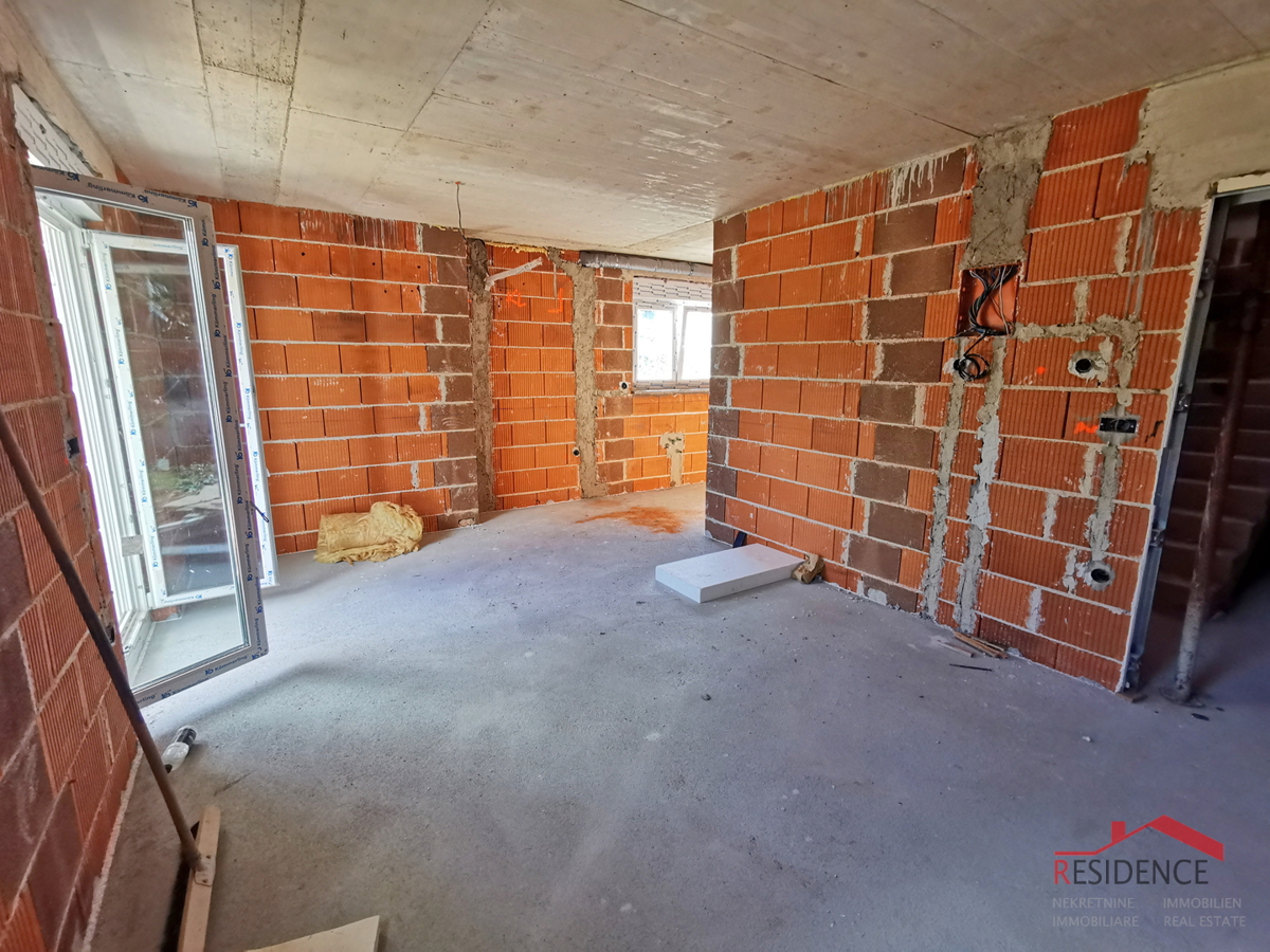 Pula, Valdebek, stanovanje v pritličju, 2 spalnici, parkirno mesto