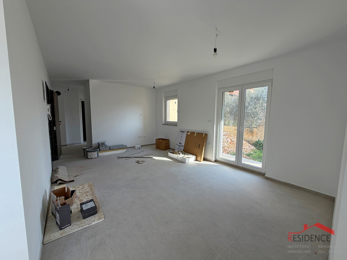 Pula, Valdebek, stanovanje v pritličju, 2 spalnici, parkirno mesto