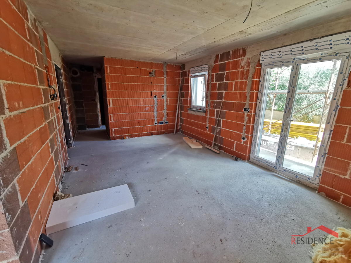 Pula, Valdebek, stanovanje v pritličju, 2 spalnici, parkirno mesto