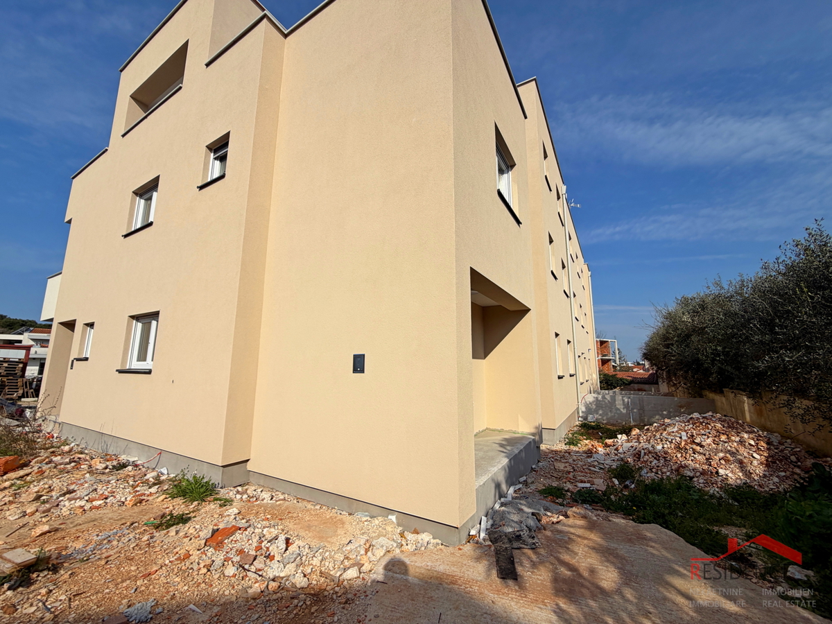 Pula, Valdebek, stanovanje v pritličju, 2 spalnici, parkirno mesto