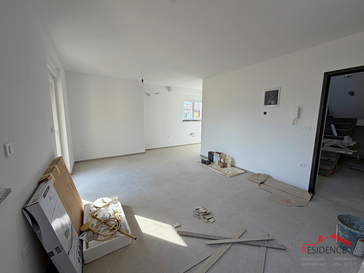 Pula, Valdebek, stanovanje v pritličju, 2 spalnici, parkirno mesto