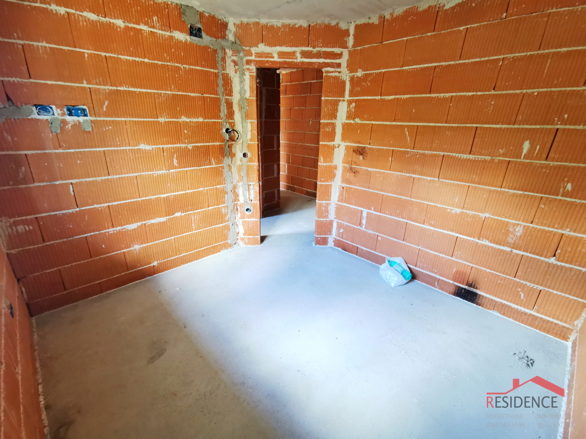 Pula, Valdebek, stanovanje v pritličju, 2 spalnici, parkirno mesto