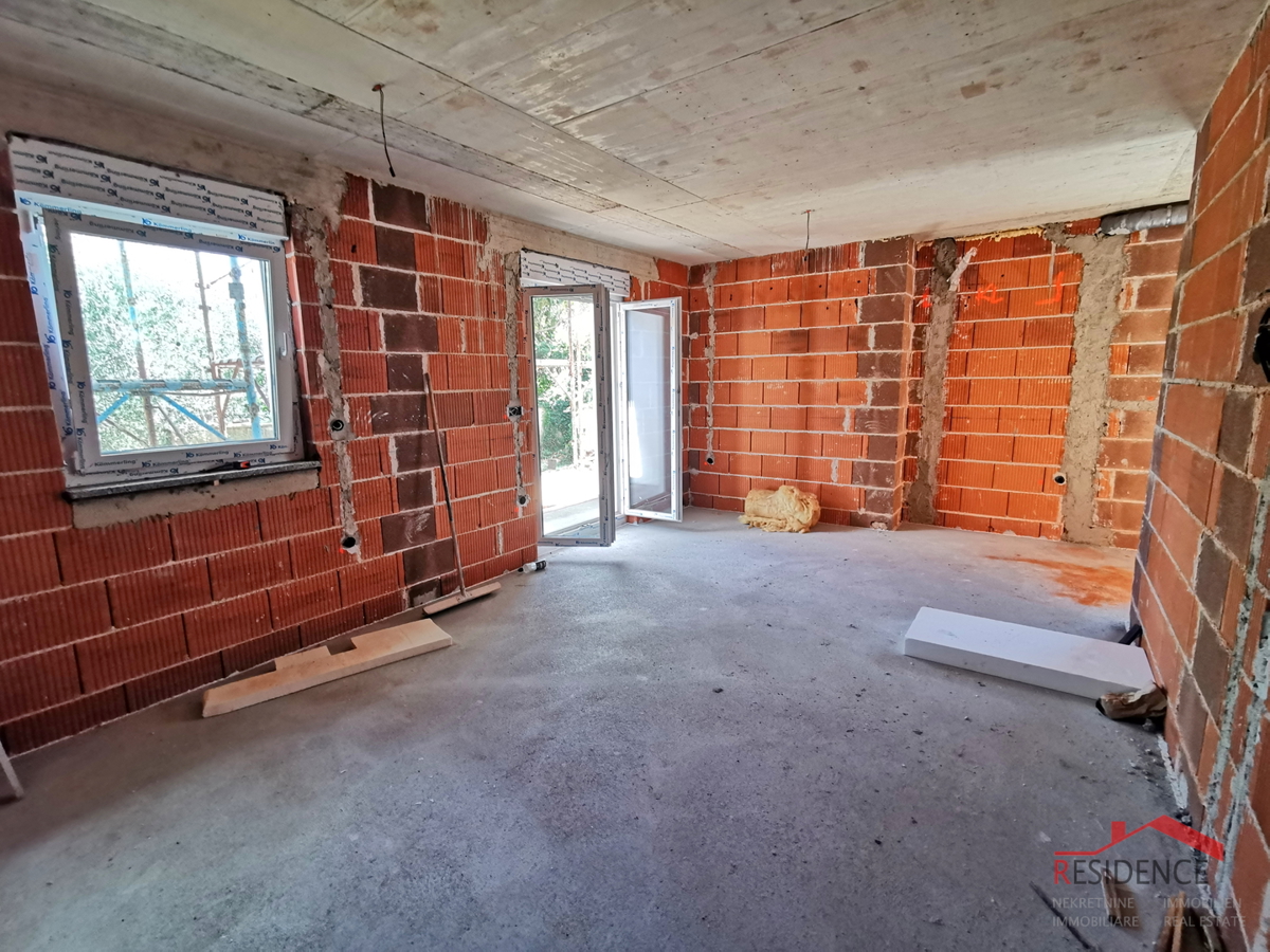 Pula, Valdebek, stanovanje v pritličju, 2 spalnici, parkirno mesto