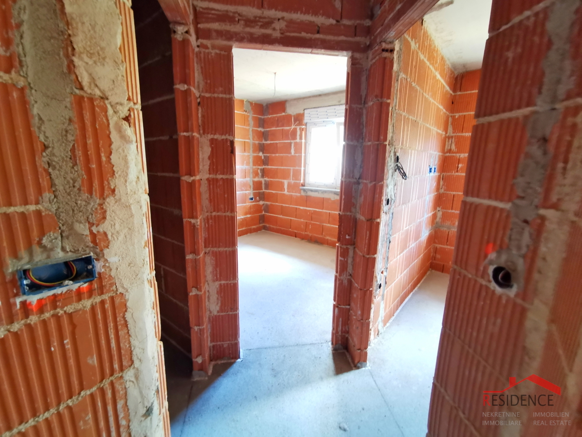 Pula, Valdebek, stanovanje v pritličju, 2 spalnici, parkirno mesto