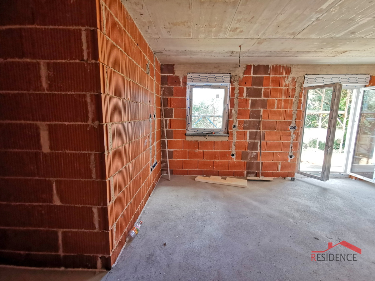 Pula, Valdebek, stanovanje v pritličju, 2 spalnici, parkirno mesto