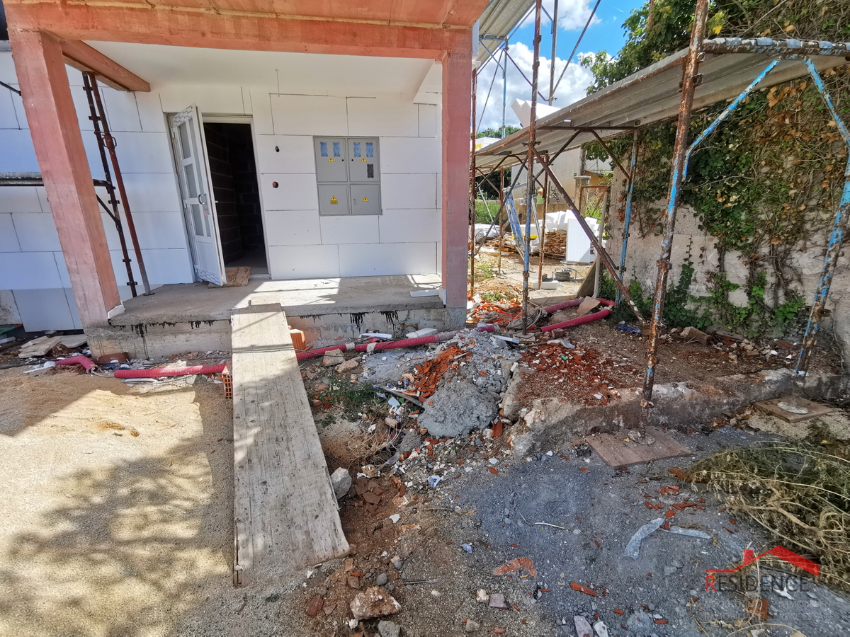 Pula, Valdebek, stanovanje v pritličju, 2 spalnici, parkirno mesto