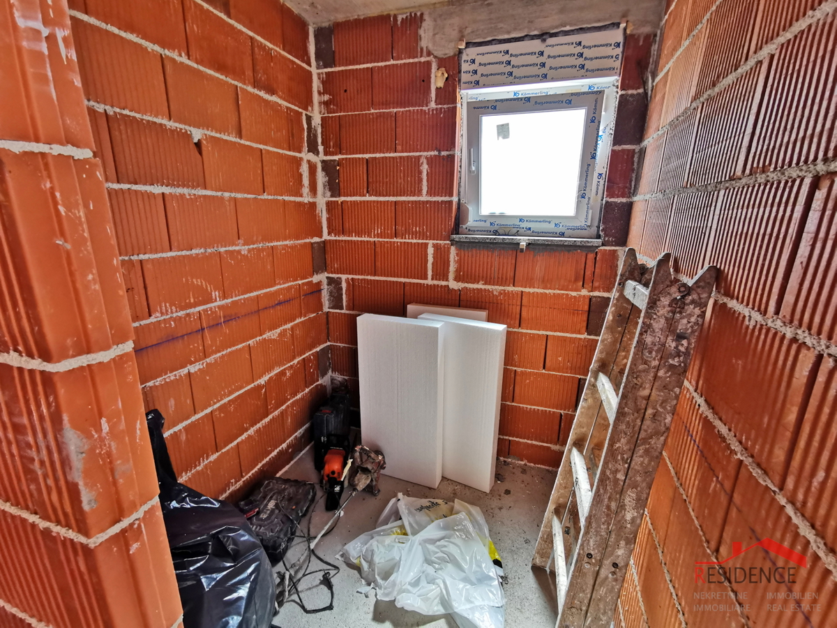 Pula, Valdebek, stanovanje v pritličju, 2 spalnici, parkirno mesto