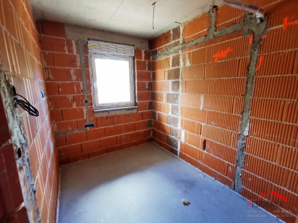 Pula, Valdebek, stanovanje v pritličju, 2 spalnici, parkirno mesto