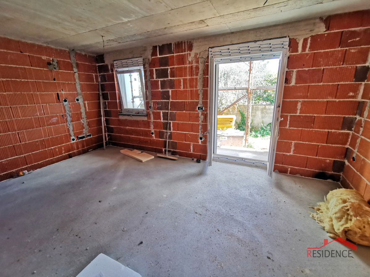 Pula, Valdebek, stanovanje v pritličju, 2 spalnici, parkirno mesto