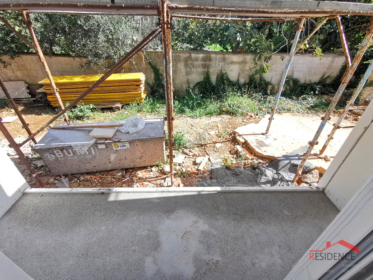 Pula, Valdebek, stanovanje v pritličju, 2 spalnici, parkirno mesto