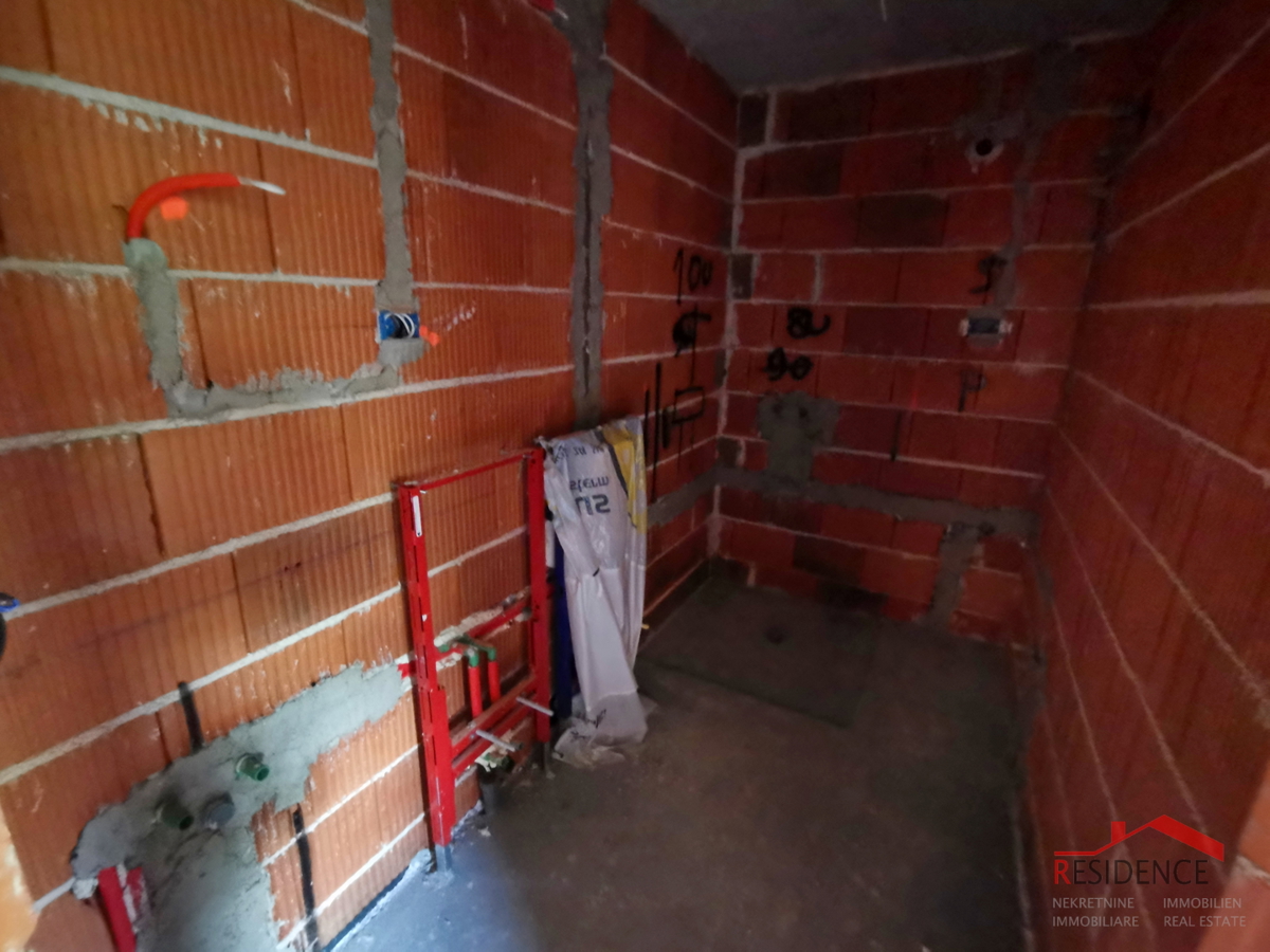 Pula, Valdebek, stanovanje v pritličju, 2 spalnici, parkirno mesto