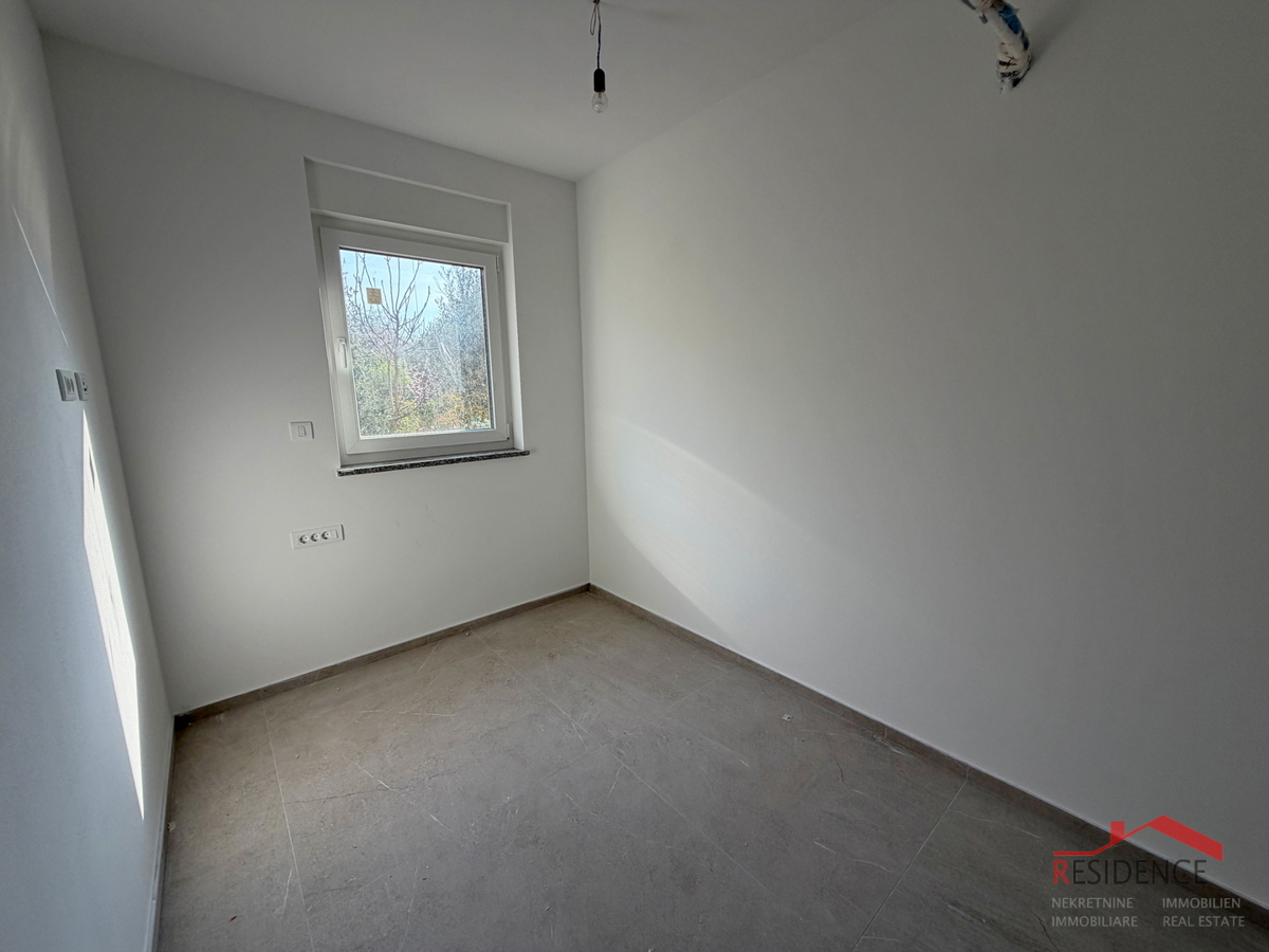 Pula, Valdebek, stanovanje v pritličju, 2 spalnici, parkirno mesto