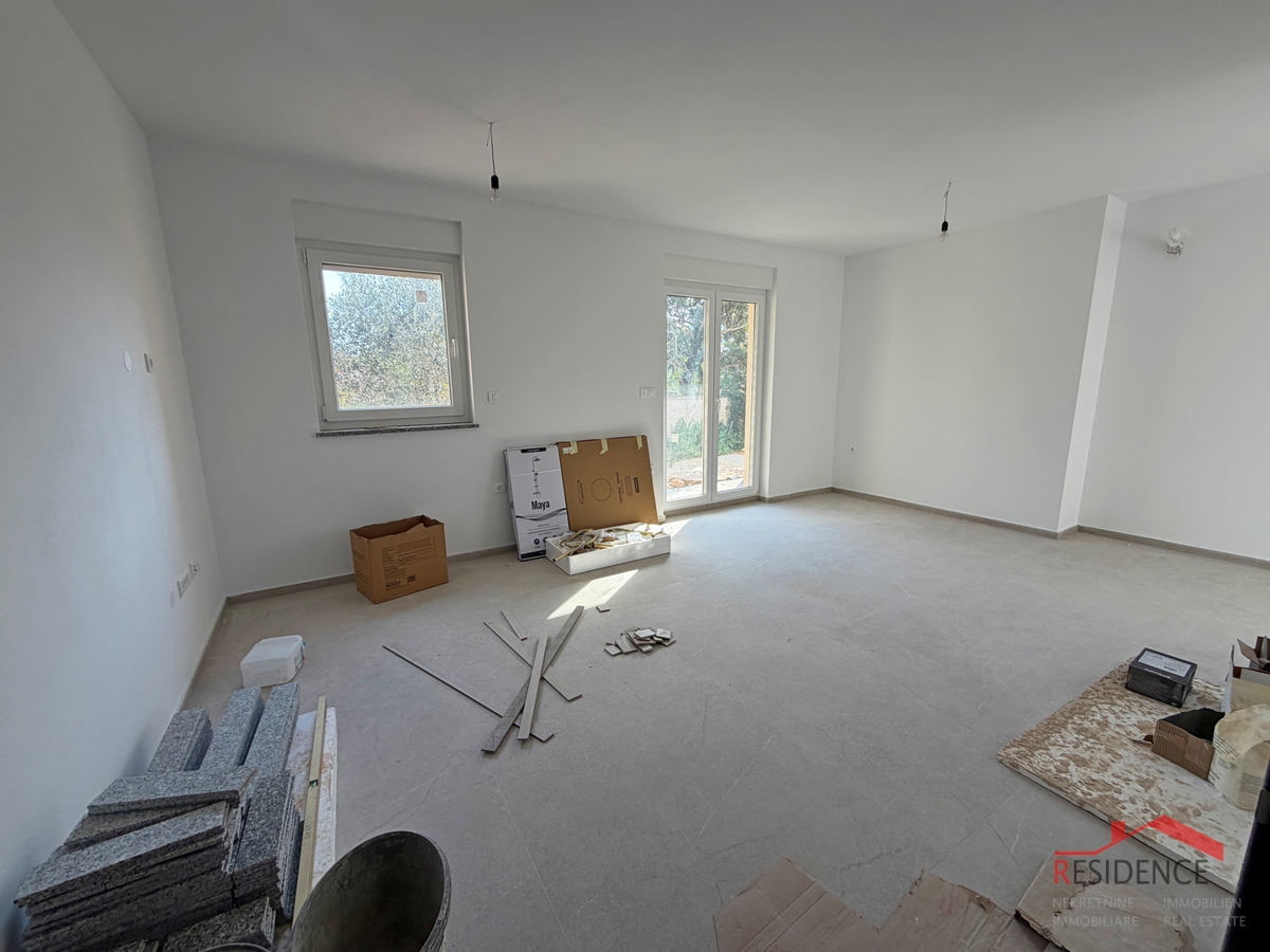 Pula, Valdebek, stanovanje v pritličju, 2 spalnici, parkirno mesto