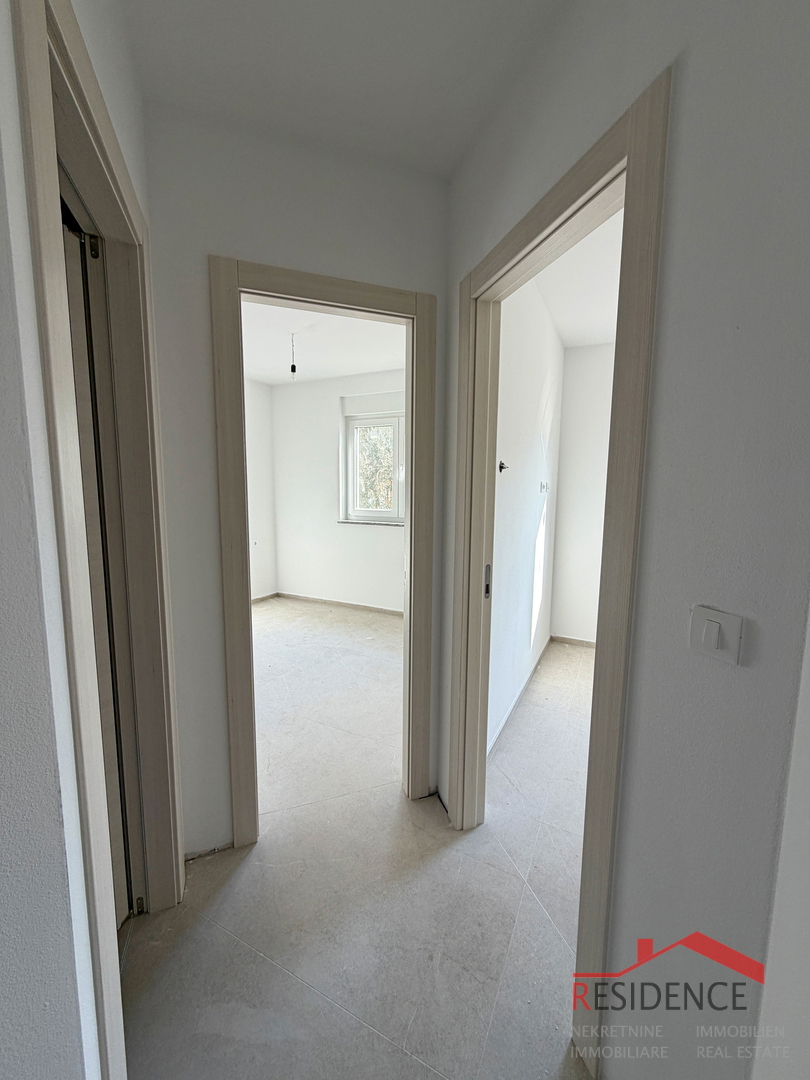 Pula, Valdebek, stanovanje v pritličju, 2 spalnici, parkirno mesto