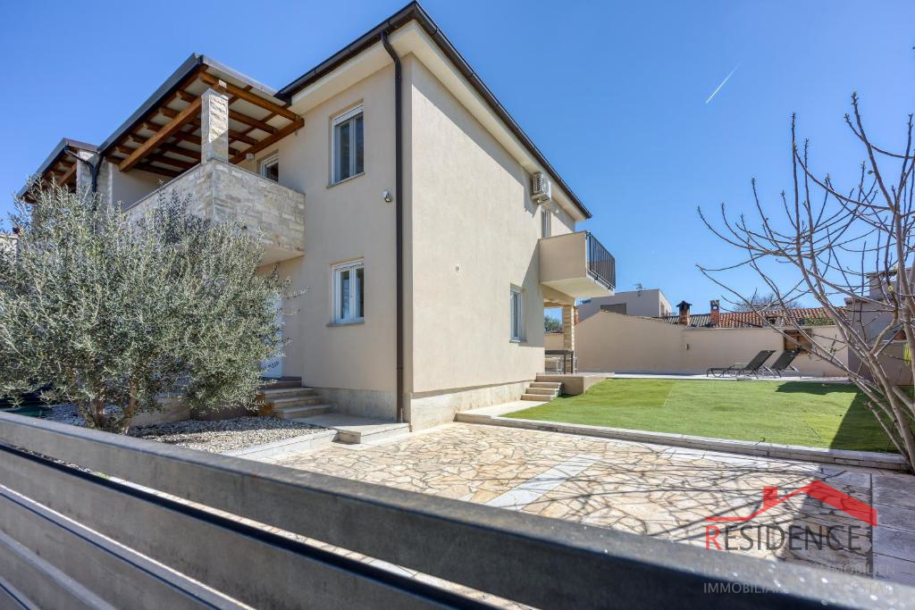 Galižana – Čudovita polpritlična hiša z bazenom in pogledom na morje