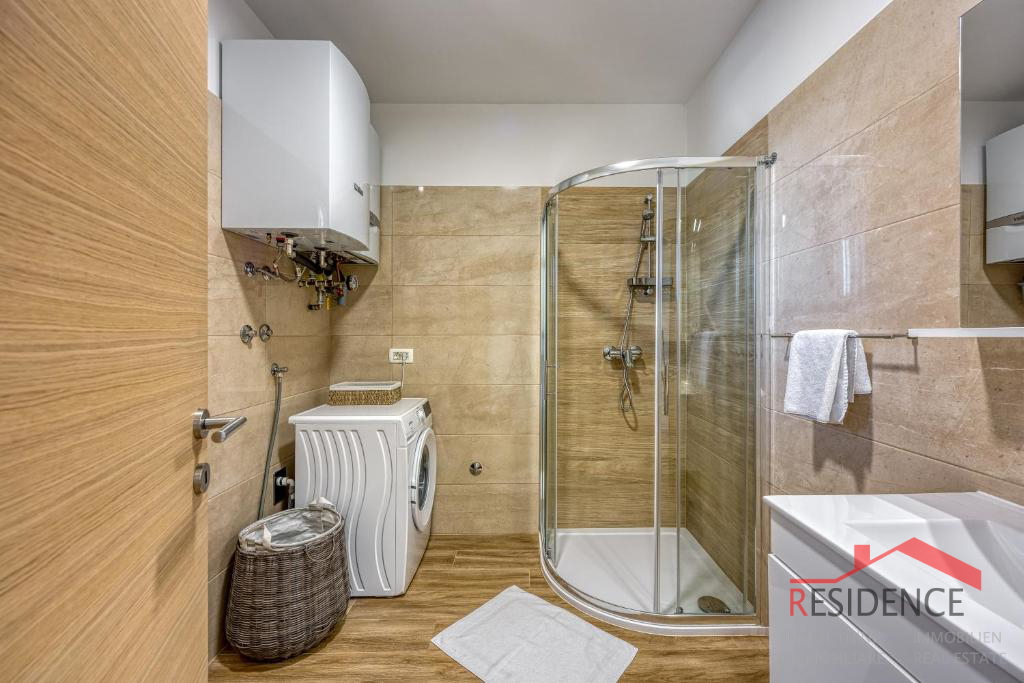 Galižana – Čudovita polpritlična hiša z bazenom in pogledom na morje