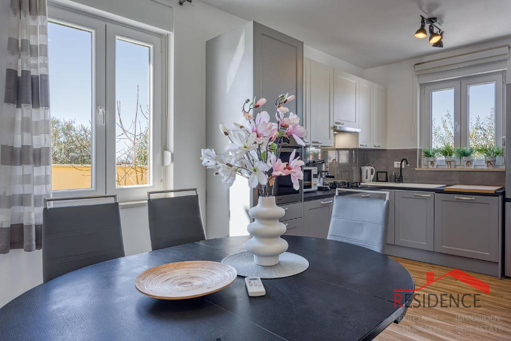 Galižana – Čudovita polpritlična hiša z bazenom in pogledom na morje