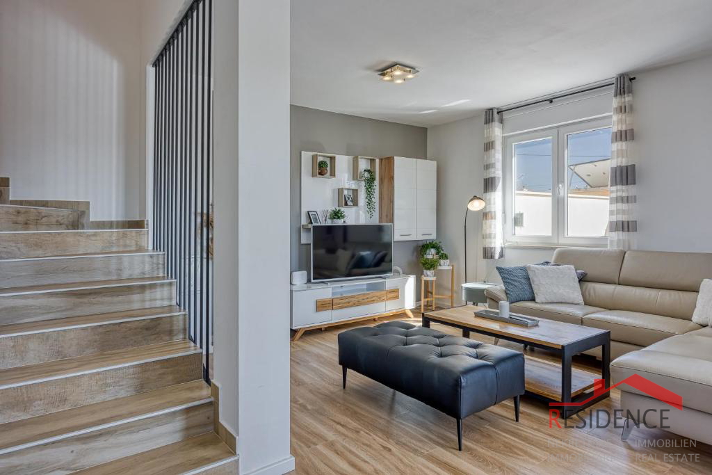 Galižana – Čudovita polpritlična hiša z bazenom in pogledom na morje