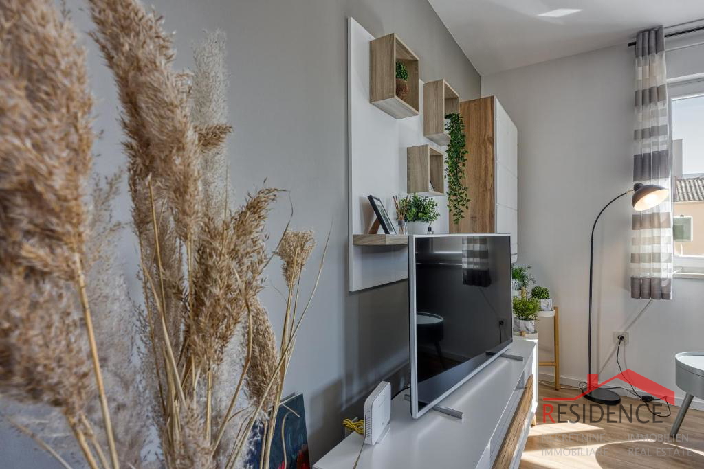 Galižana – Čudovita polpritlična hiša z bazenom in pogledom na morje