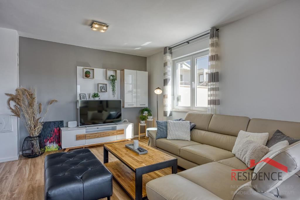 Galižana – Čudovita polpritlična hiša z bazenom in pogledom na morje