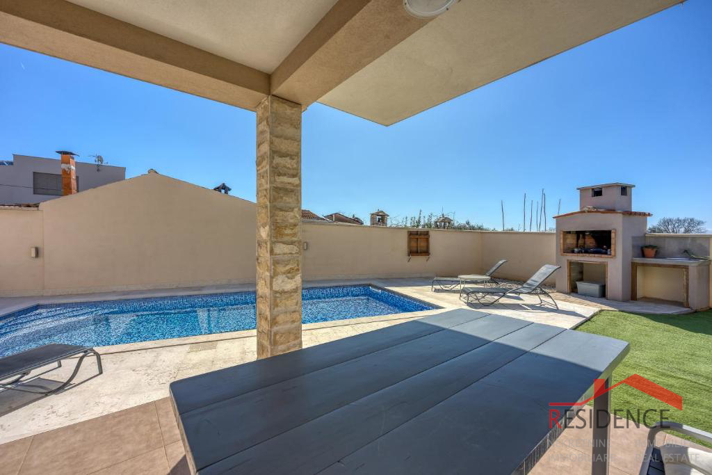 Galižana – Čudovita polpritlična hiša z bazenom in pogledom na morje