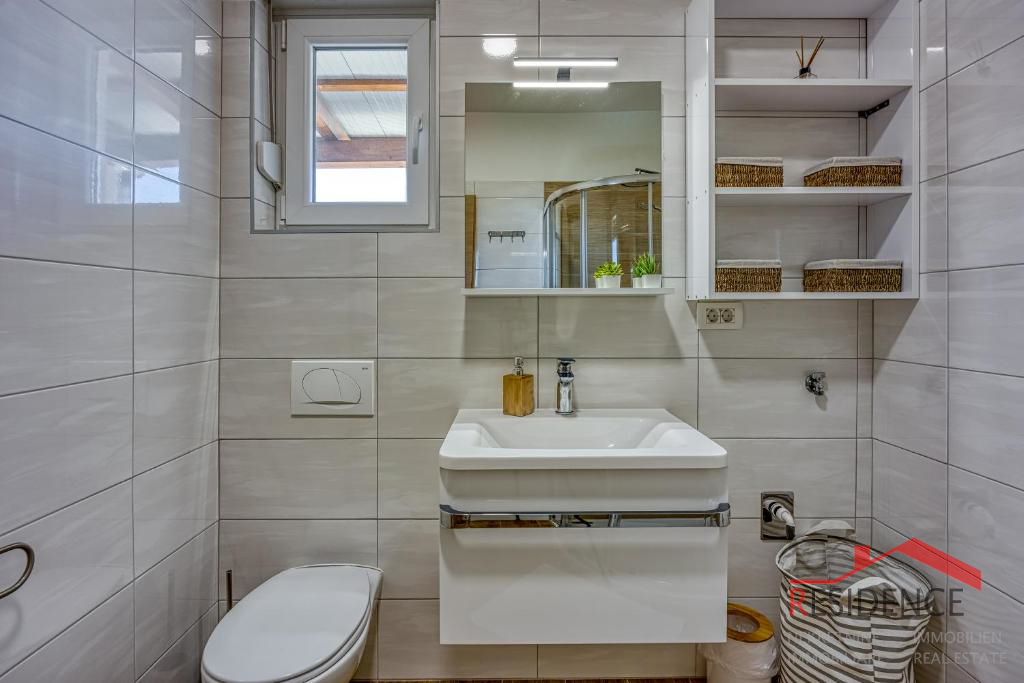 Galižana – Čudovita polpritlična hiša z bazenom in pogledom na morje