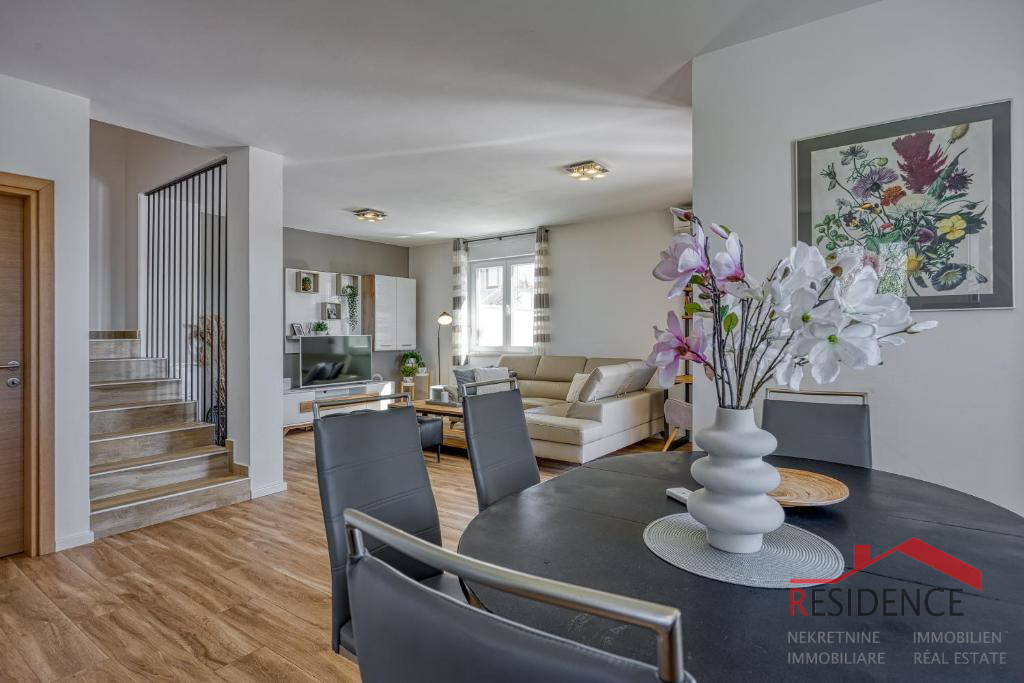 Galižana – Čudovita polpritlična hiša z bazenom in pogledom na morje