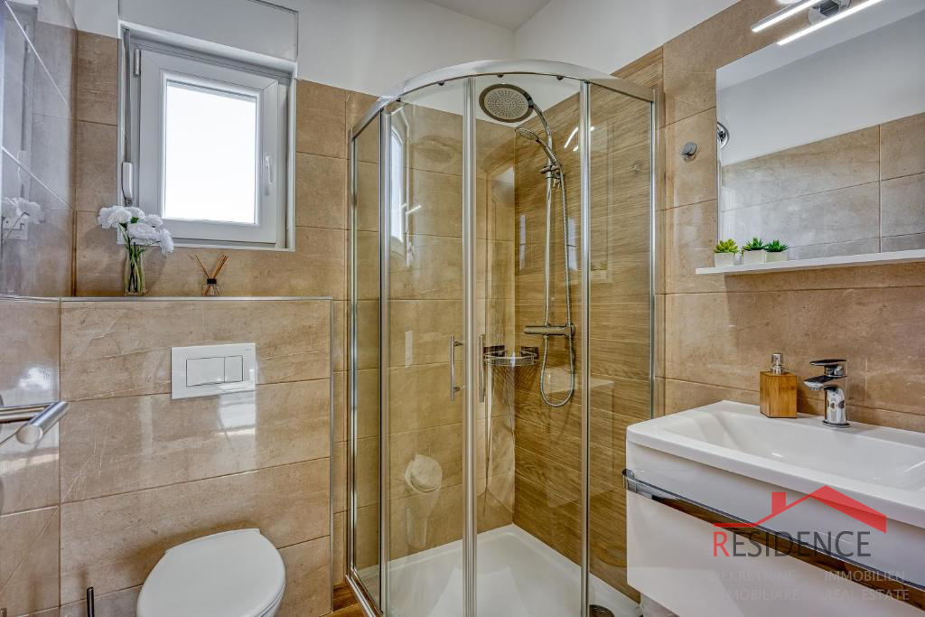 Galižana – Čudovita polpritlična hiša z bazenom in pogledom na morje