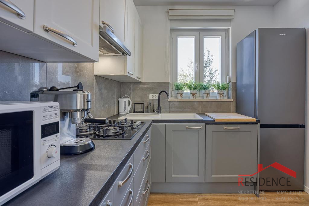 Galižana – Čudovita polpritlična hiša z bazenom in pogledom na morje