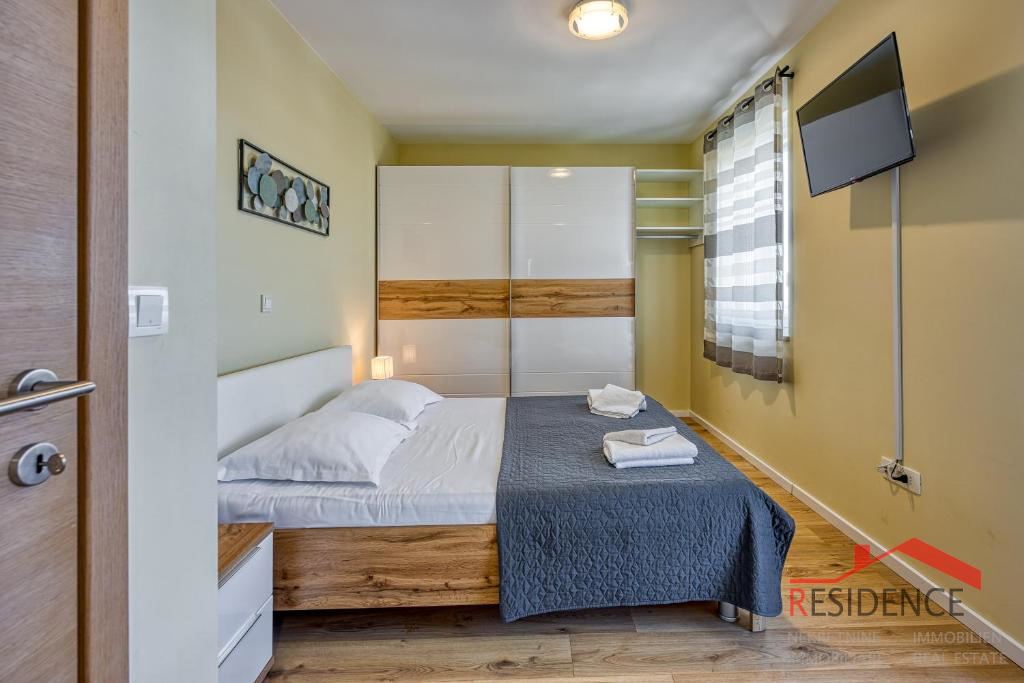 Galižana – Čudovita polpritlična hiša z bazenom in pogledom na morje