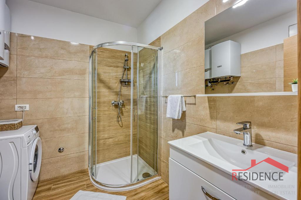 Galižana – Čudovita polpritlična hiša z bazenom in pogledom na morje