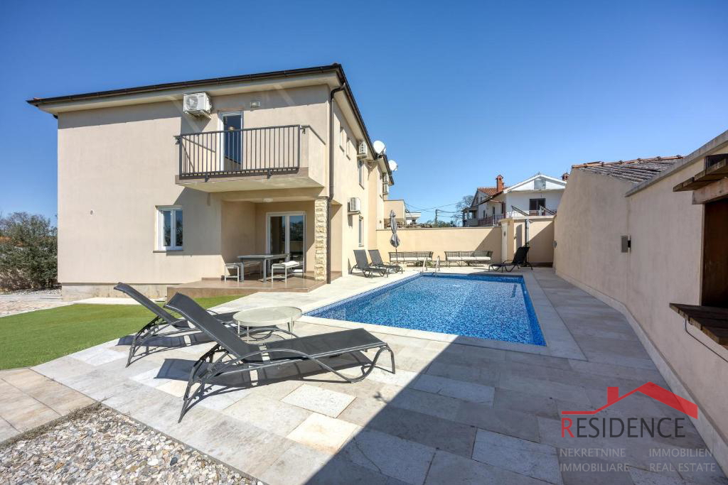 Galižana – Čudovita polpritlična hiša z bazenom in pogledom na morje