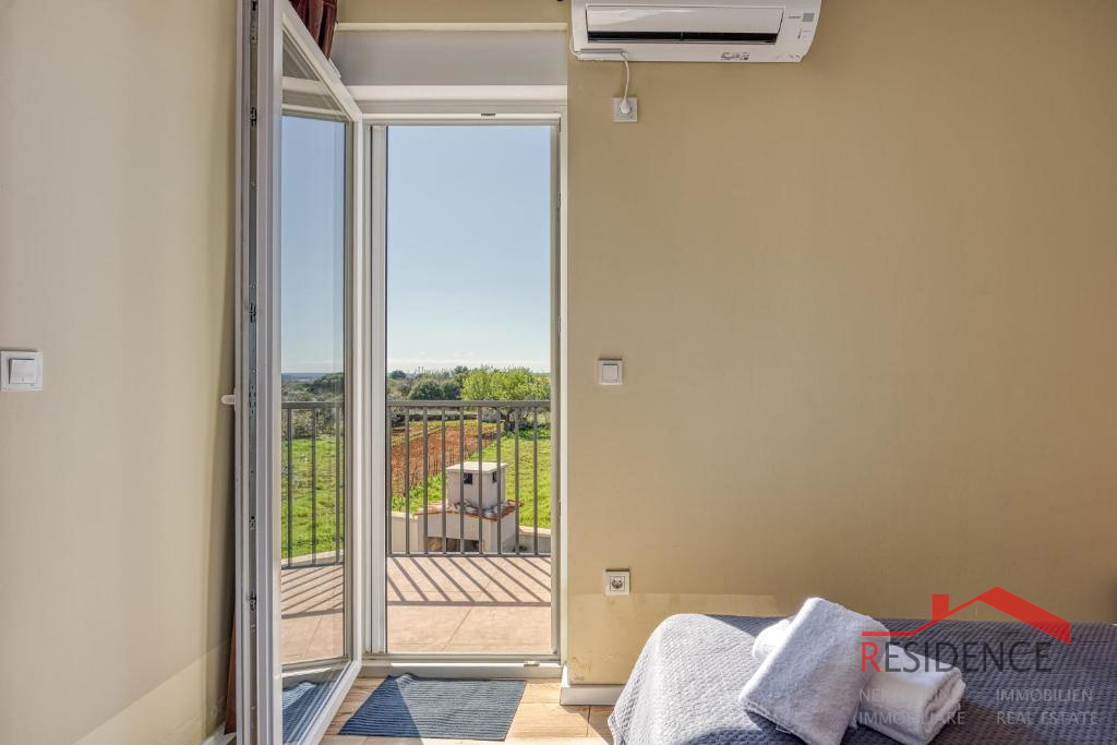 Galižana – Čudovita polpritlična hiša z bazenom in pogledom na morje