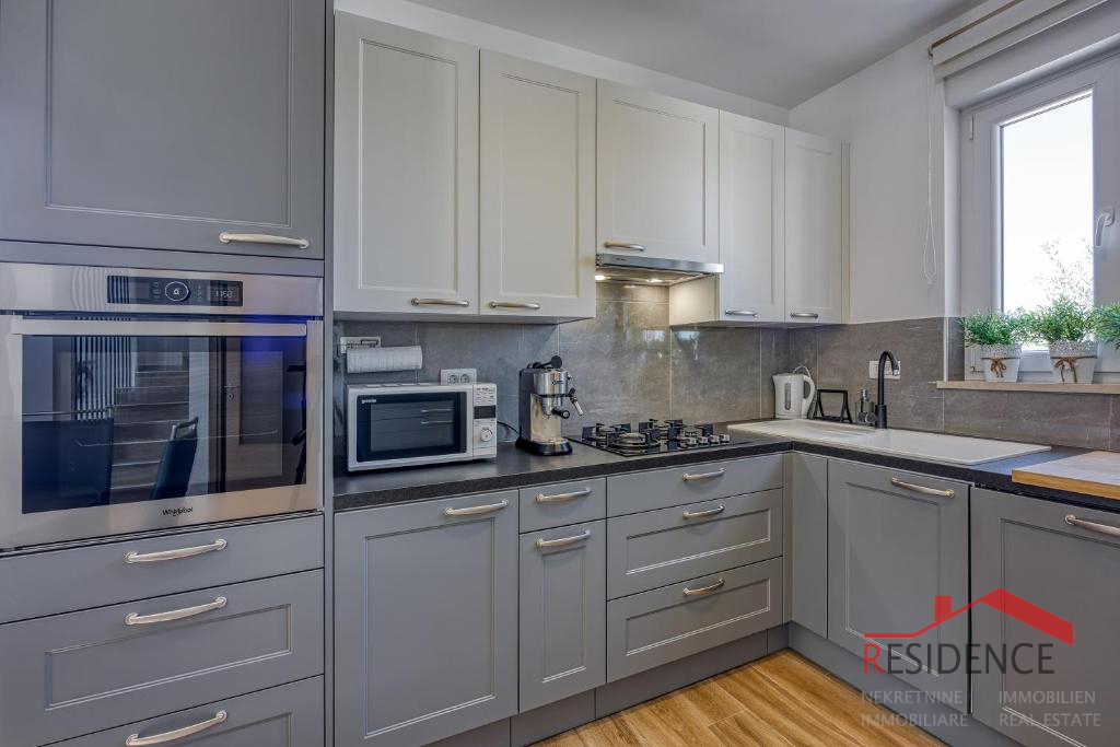 Galižana – Čudovita polpritlična hiša z bazenom in pogledom na morje