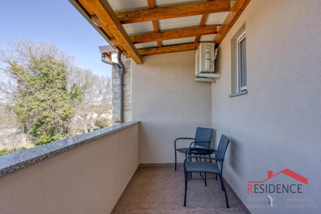 Galižana – Čudovita polpritlična hiša z bazenom in pogledom na morje