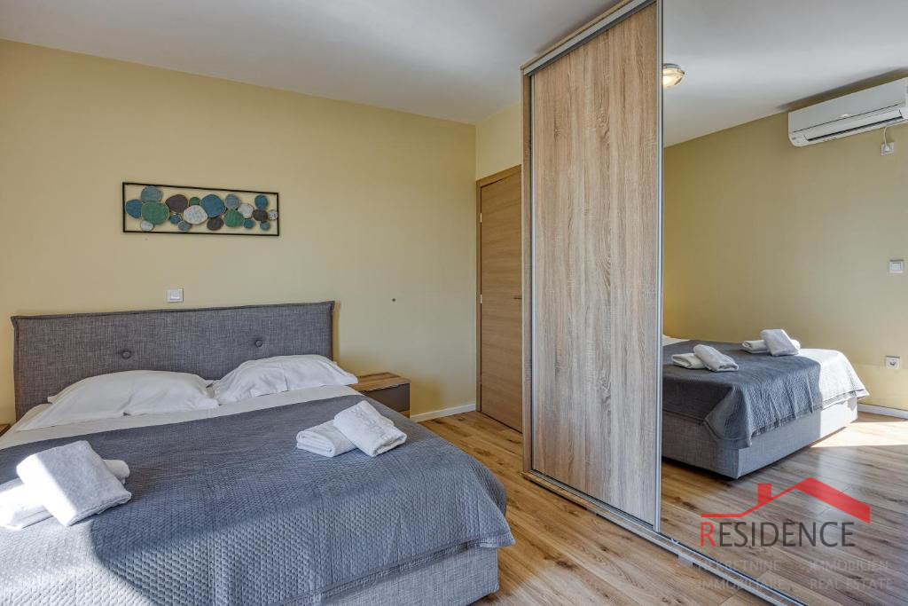 Galižana – Čudovita polpritlična hiša z bazenom in pogledom na morje