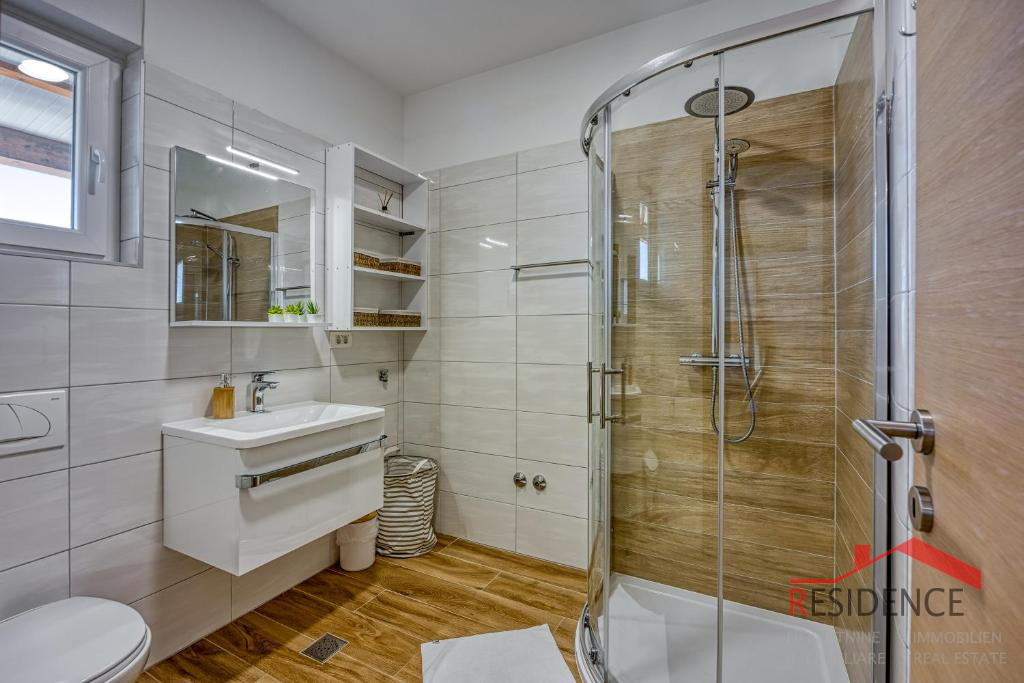 Galižana – Čudovita polpritlična hiša z bazenom in pogledom na morje