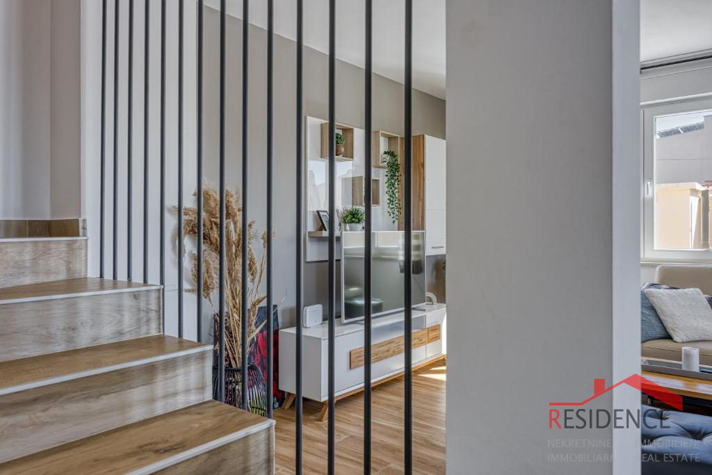 Galižana – Čudovita polpritlična hiša z bazenom in pogledom na morje